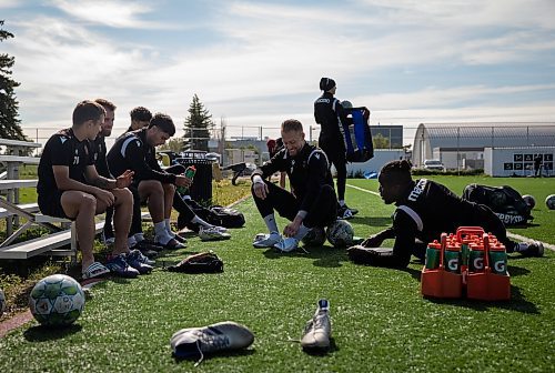 JESSICA LEE / WINNIPEG FREE PRESS

Valour keeper Jonathan Sirois (second from right) and Andrew Jean-Baptiste (right) are photographed after practice on September 13, 2022 at University of Manitoba.

Reporter: Joshua Frey-Sam