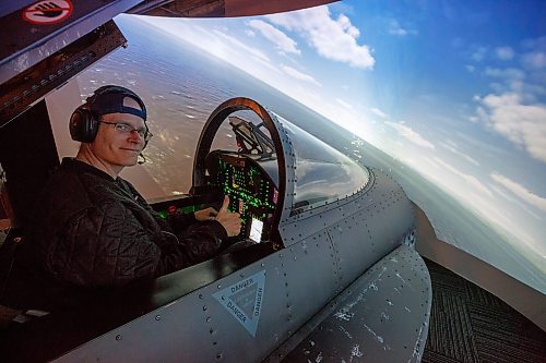 MIKE DEAL / WINNIPEG FREE PRESS
Instructor, Chris Crawley, takes the F18 flight simulator for a spin.
Pilots Club Winnipeg is launching a Boeing 737 flight simulator to go along with their F18 flight simulator at The Forks in the Johnston Terminal.
220913 - Tuesday, September 13, 2022.