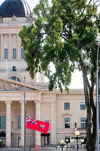 MIKAELA MACKENZIE / WINNIPEG FREE PRESS

The flags fly at half mast outside of the Manitoba Legislative Building in Winnipeg on Tuesday, Sept. 13, 2022. For --- story.
Winnipeg Free Press 2022.