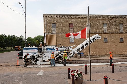 13092022
Workers with Zenith Paving do milling work in advance of repaving along Broadway Street in Glenboro on Tuesday. 
(Tim Smith/The Brandon Sun)