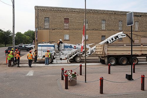 13092022
Workers with Zenith Paving do milling work in advance of repaving along Broadway Street in Glenboro on Tuesday. 
(Tim Smith/The Brandon Sun)