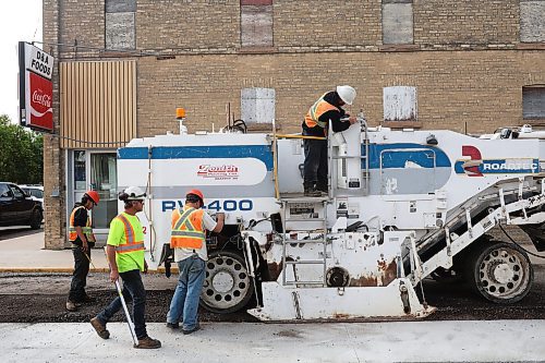 13092022
Workers with Zenith Paving do milling work in advance of repaving along Broadway Street in Glenboro on Tuesday. 
(Tim Smith/The Brandon Sun)