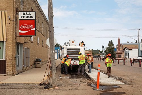 13092022
Workers with Zenith Paving do milling work in advance of repaving along Broadway Street in Glenboro on Tuesday. 
(Tim Smith/The Brandon Sun)