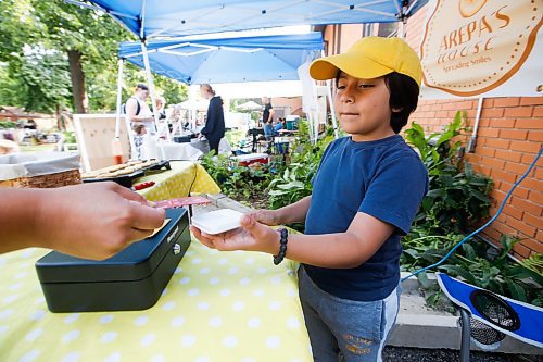 JOHN WOODS / WINNIPEG FREE PRESS
Emi Alpala, 7, and his mother Andruly, owner of Arepa&#x2019;s House, a family owned business that sells fresh and frozen arepas at the farmers market in Winnipeg Tuesday, September 13, 2022. Alpala started the business to spend more time with her son.

Re: wasney