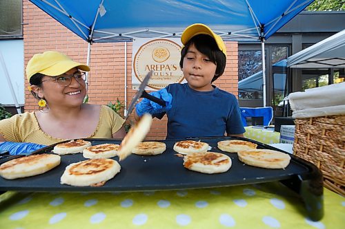 JOHN WOODS / WINNIPEG FREE PRESS
Emi Alpala, 7, and his mother Andruly, owner of Arepa&#x2019;s House, a family owned business that sells fresh and frozen arepas at the farmers market in Winnipeg Tuesday, September 13, 2022. Alpala started the business to spend more time with her son.

Re: wasney