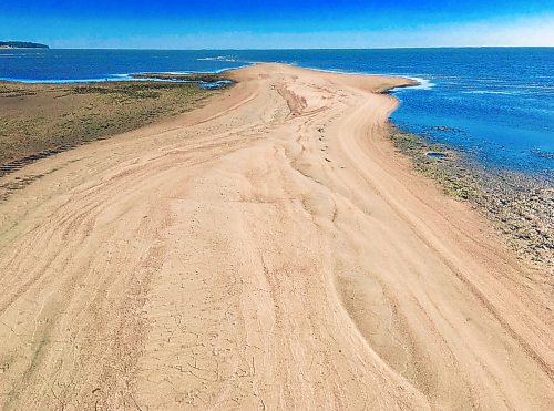 Elk Island offers uncluttered vistas, powdered-sugar beaches and striking sandy bluffs. (Photos by Gord Mackintosh / Winnipeg Free Press)