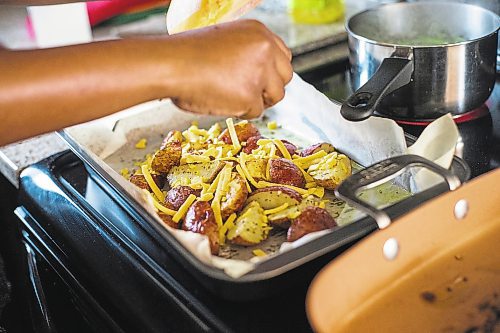 MIKAELA MACKENZIE / WINNIPEG FREE PRESS



Anucyia Kitching prepares a steak and loaded bacon potatoes with green beans meal kit in her kitchen in Portage la Prairie on Wednesday, Oct. 20, 2021. For Anucyia Kitching story.

Winnipeg Free Press 2021.