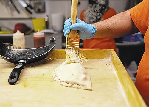 JESSICA LEE / WINNIPEG FREE PRESS

Badis Maymoni makes a pita pie at Baraka Bakery on November 10, 2021.