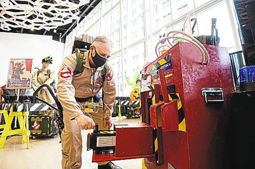 Mike Sudoma / Winnipeg Free Press
The Ghost Busters of Winnipeg member, Andrew Royal, takes a minute to show how his hand built “ghost containment unit” works at the groups booth at Comic Con Saturday afternoon at the RBC Convention Centre
October 30, 2021