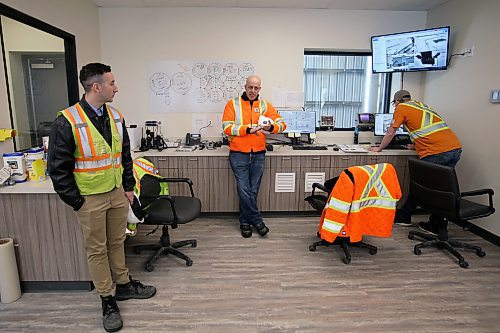 SHANNON VANRAES / WINNIPEG FREE PRESS

Parrish &amp; Heimbecker&#x2019;s Western Region Regional Manager Daryl McCharles speaks in the control room of the newly completed Dugald Grain Elevator &amp; Crop Inputs Centre east of Winnipeg on November 16, 2021.