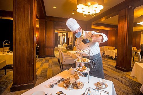 MIKAELA MACKENZIE / WINNIPEG FREE PRESS



Richard Duncan, executive sous chef at the Fairmont, brings out the Winnie-the-Pooh themed high tea, which is part of the hotel's 50-year anniversary celebrations, in Winnipeg on Thursday, Nov. 4, 2021. For Eva Wasney story.

Winnipeg Free Press 2021.