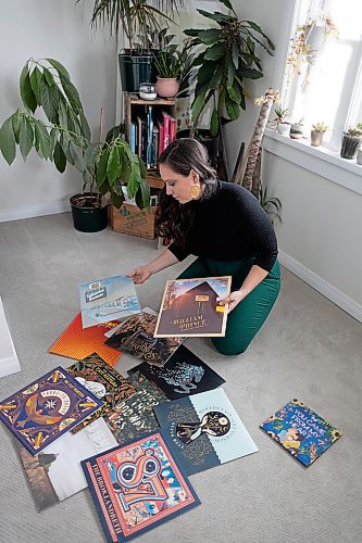 JEN DOERKSEN / WINNIPEG FREE PRESS

Roberta Landreth, Juno-award winning graphic designer and mother, works from her home office on Tuesday, Nov. 16, 2021.