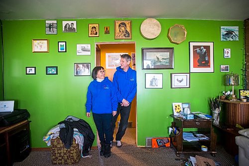 MIKAELA MACKENZIE / WINNIPEG FREE PRESS



Inuit carver Goota Ashoona and her husband, Bob Kussy, pose for a portrait in their home near Elie on Tuesday, Nov. 9, 2021. For Jen story.

Winnipeg Free Press 2021.