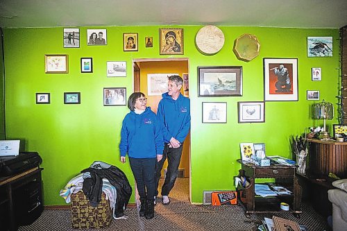 MIKAELA MACKENZIE / WINNIPEG FREE PRESS



Inuit carver Goota Ashoona and her husband, Bob Kussy, pose for a portrait in their home near Elie on Tuesday, Nov. 9, 2021. For Jen story.

Winnipeg Free Press 2021.