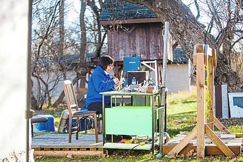 MIKAELA MACKENZIE / WINNIPEG FREE PRESS



Inuit carver Goota Ashoona, who comes from a long line of artists and whose scupture lives outside of Qaumajuq, carves whalebone in her yard near Elie on Tuesday, Nov. 9, 2021. For Jen story.

Winnipeg Free Press 2021.