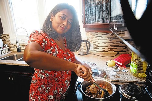 MIKE DEAL / WINNIPEG FREE PRESS

Anucyia Victor Kitching prepares her mother&#x2019;s chicken stew at her home in Portage la Prairie, Tuesday morning.

See Anucyia's story

211123 - Tuesday, November 23, 2021.