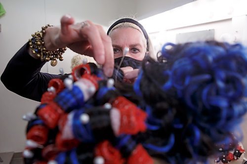 MIKE DEAL / WINNIPEG FREE PRESS
Beverley Covert, wig and makeup supervisor styles the hair on one of the wigs.
A behind-the-scene look at the Royal Manitoba Theatre Company's production of Orlando a play by Virginia Woolf and adapted by Sarah Ruhl, which is running from November 25 - December 18.
See Alan Small story
211118 - Thursday, November 18, 2021.