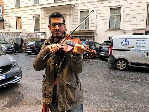 John Longhurst / Winnipeg Free Press

Fiddler Alex Kusturok led the MŽtis delegation out of the Vatican on March 28.

See Longhurst story