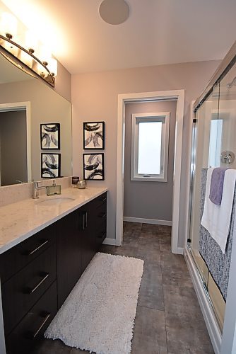 Todd Lewys / Winnipeg Free Press
Tucked away neatly to the side, the three-piece ensuite is an elegant, function-filled space.