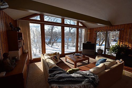 Todd Lewys / Winnipeg Free Press
Sunlight pours into the south-facing living room through floor-to-ceiling windows, which also provide a picturesque view of the tree backyard and river running behind it.