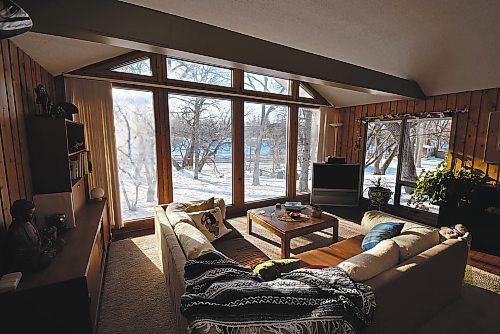 Todd Lewys / Winnipeg Free Press
Sunlight pours into the south-facing living room through floor-to-ceiling windows, which also provide a picturesque view of the tree backyard and river running behind it.