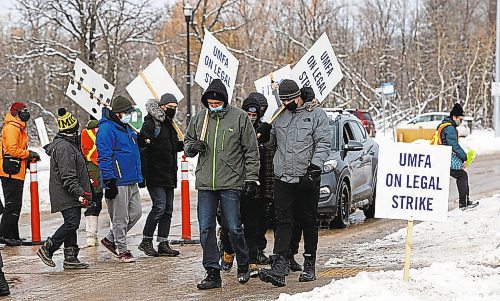 MIKE DEAL / WINNIPEG FREE PRESS

UMFA picketers on University Crescent at the University of Manitoba's Fort Garry campus Monday morning.

211115 - Monday, November 15, 2021.