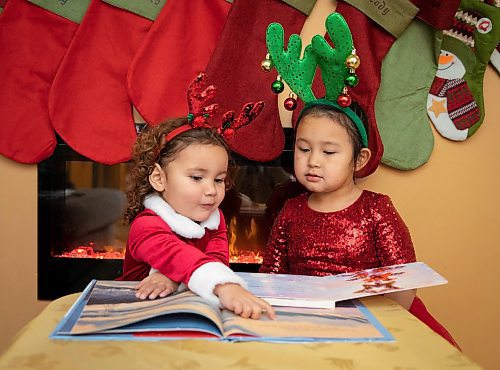 JESSICA LEE / WINNIPEG FREE PRESS

Jessica (left), 2, and Quinn, 4, are photographed in their home reading Christmas books on December 7, 2021.
