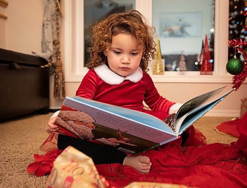 JESSICA LEE / WINNIPEG FREE PRESS

Jessica, 2, is photographed in her home reading a Christmas book on December 7, 2021.