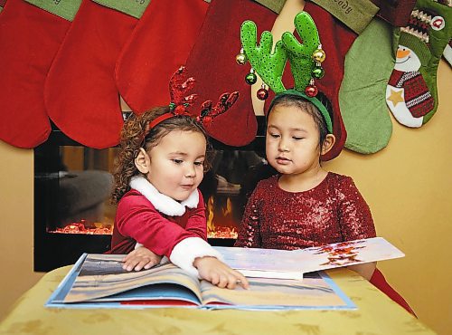 JESSICA LEE / WINNIPEG FREE PRESS

Jessica (left), 2, and Quinn, 4, are photographed in their home reading Christmas books on December 7, 2021.