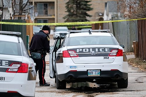 DANIEL CRUMP/WINNIPEG FREE PRESS FILES

Winnipeg Police at the scene of Stewart Andrews shooting on April 18, 2020.