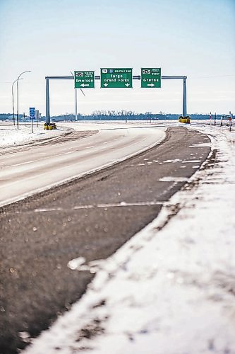 MIKAELA MACKENZIE / WINNIPEG FREE PRESS



The highway leading up to the border crossing in Emerson, Manitoba on Wednesday, Jan. 27, 2021. For JS story.



Winnipeg Free Press 2021