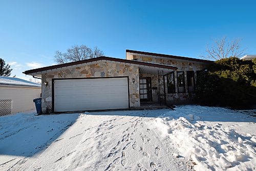 Todd Lewys / Winnipeg Free Press
A multi-coloured slate exterior gives the 1,526-sq.-ft. bungalow a distinct look that sets it apart from other homes on the quiet street.