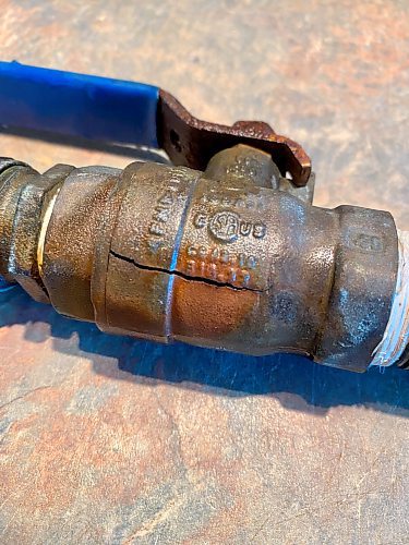 Marc LaBossiere / Winnipeg Free Press
A stress crack that emerged along the bottom of the old ball valve caused the leak.