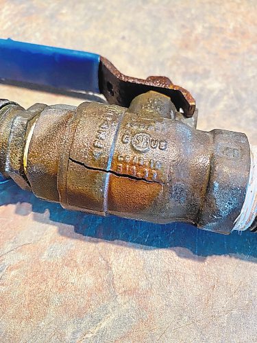 Marc LaBossiere / Winnipeg Free Press
A stress crack that emerged along the bottom of the old ball valve caused the leak.