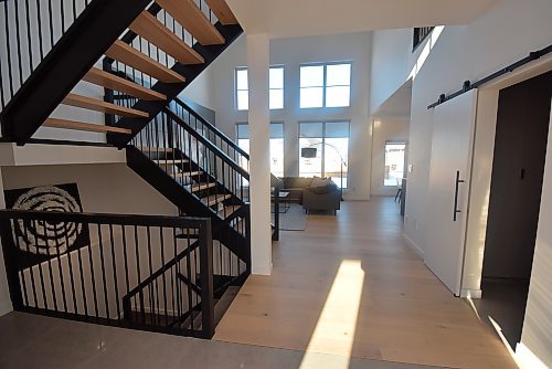 Todd Lewys / Winnipeg Free Press
An open-riser staircase greets you the moment you step into the wide, tiled foyer, which is flanked by a mudroom to the right and powder room to the left.
