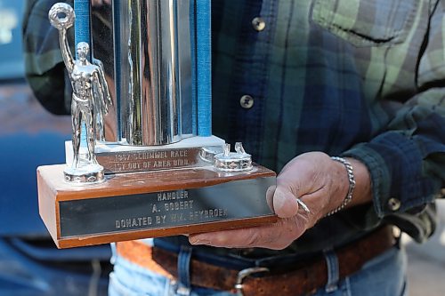 SHANNON VANRAES/WINNIPEG FREE PRESS

Ken Van Walleghem holds a trophy his uncle won decades ago on October 16, 2021.