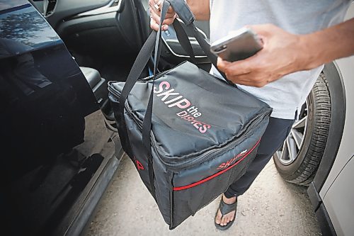 JOHN WOODS / WINNIPEG FREE PRESS



A driver from Skip The Dishes, the food delivery service, picks up some food at local Winnipeg restaurant Monday, July 30, 2018. The service provider is having labour issues.