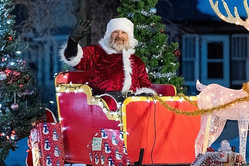 DANIEL CRUMP / WINNIPEG FREE PRESS
For the second consecutive year, Ross Bottle and his wife, Bobbi (not pictured), have organized and executed their own Christmas parade for the West End. They will navigate a single-vehicle parade through the area’s residential streets again Sunday. Saturday, December 11, 2021