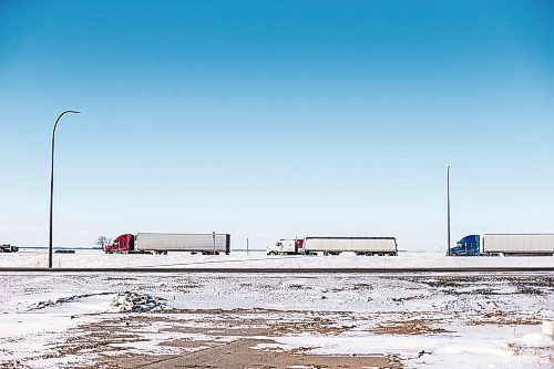 MIKAELA MACKENZIE / WINNIPEG FREE PRESS



Trucks line up at the border crossing in Emerson, Manitoba on Wednesday, Jan. 27, 2021. For JS story.



Winnipeg Free Press 2021