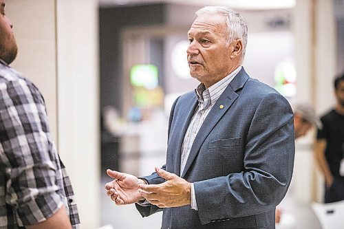 MIKAELA MACKENZIE / WINNIPEG FREE PRESS



Brian Smiley, MPI media relations coordinator, speaks to reporters after a general rate application announcement in Winnipeg on Wednesday, June 17, 2020. For Danielle Da Silva story.

Winnipeg Free Press 2020.