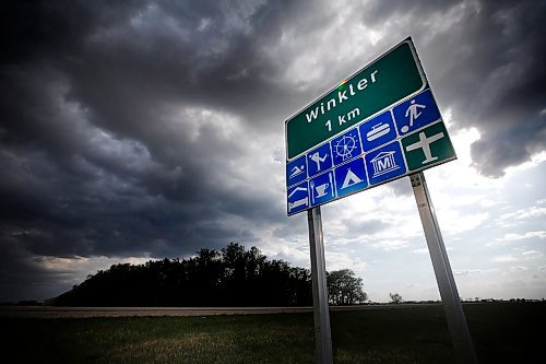 JOHN WOODS / WINNIPEG FREE PRESS

A sign outside Winkler Tuesday, May 18, 2021. Winkler is the highest COVID positive cases after Winnipeg.



Reporter: Abas