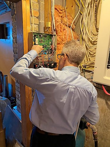 Marc LaBossiere / Winnipeg Free Press
A BellMTS Smart Home technician reviews the main board after servicing the complicated three-partition alarm system located at Marc LaBossiere's rural home. 