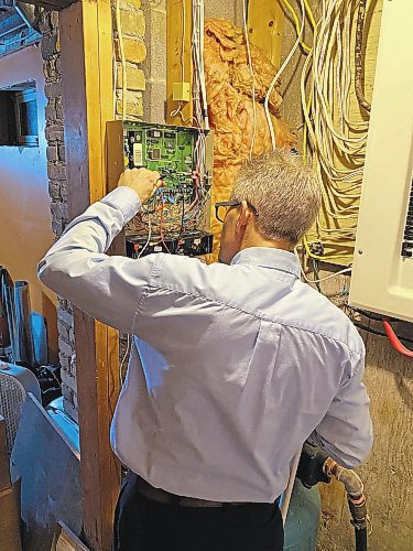 Marc LaBossiere / Winnipeg Free Press
A BellMTS Smart Home technician reviews the main board after servicing the complicated three-partition alarm system located at Marc LaBossiere's rural home. 