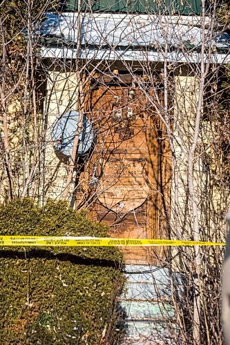 MIKAELA MACKENZIE / WINNIPEG FREE PRESS



Police investigate a scene where human remains were found in Oakville, Manitoba on Wednesday, Dec. 22, 2021. For Chris Kitching story.

Winnipeg Free Press 2021.