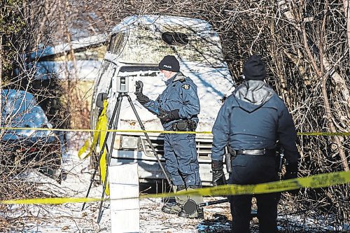 MIKAELA MACKENZIE / WINNIPEG FREE PRESS



Police investigate a scene where human remains were found in Oakville, Manitoba on Wednesday, Dec. 22, 2021. For Chris Kitching story.

Winnipeg Free Press 2021.