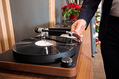 Mike Sudoma / Winnipeg Free Press
Creative Audio owner, Jeff Kowerchuk, puts a turn table needle to a vinyl record as he tests out a speaker set up in his shop Thursday afternoon
December 23, 2021