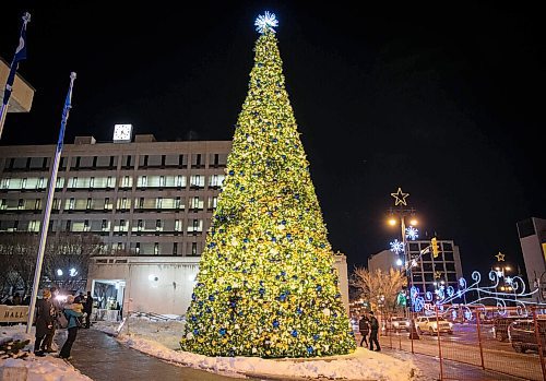 JESSICA LEE / WINNIPEG FREE PRESS



The tree is lit up at the conclusion of the lighting of the tree ceremony at City Hall on November 18, 2021.