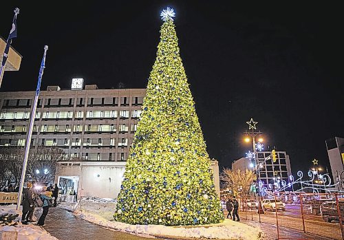 JESSICA LEE / WINNIPEG FREE PRESS



The tree is lit up at the conclusion of the lighting of the tree ceremony at City Hall on November 18, 2021.