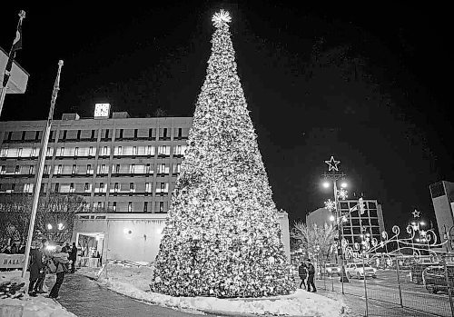 JESSICA LEE / WINNIPEG FREE PRESS



The tree is lit up at the conclusion of the lighting of the tree ceremony at City Hall on November 18, 2021.