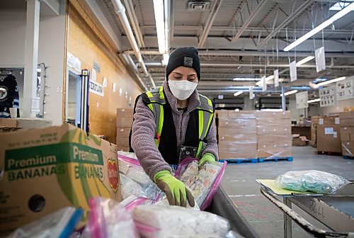 JESSICA LEE / WINNIPEG FREE PRESS



Rajbeer Kaur sorts donation items into boxes at the Harvest Manitoba warehouse on December 22, 2021.



Reporter: Gillian